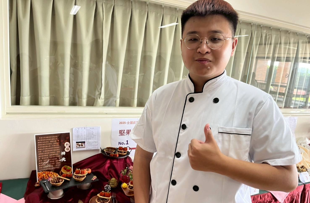 賀本校觀餐系陳春容老師帶領觀二甲吳浩恩同學參加2025 全國創意烘焙競賽「圓滿」榮獲銀牌!