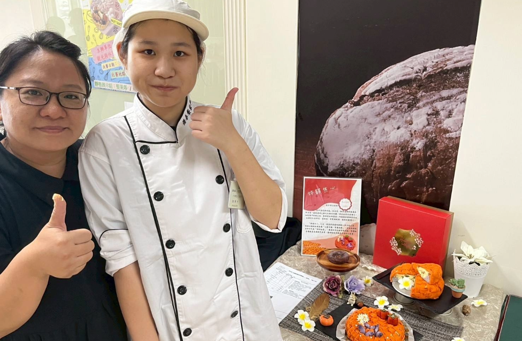 賀本校觀餐系陳春容老師帶領觀二甲施惠玲同學參加2025 全國創意烘焙競賽「圓滿」榮獲銀牌!