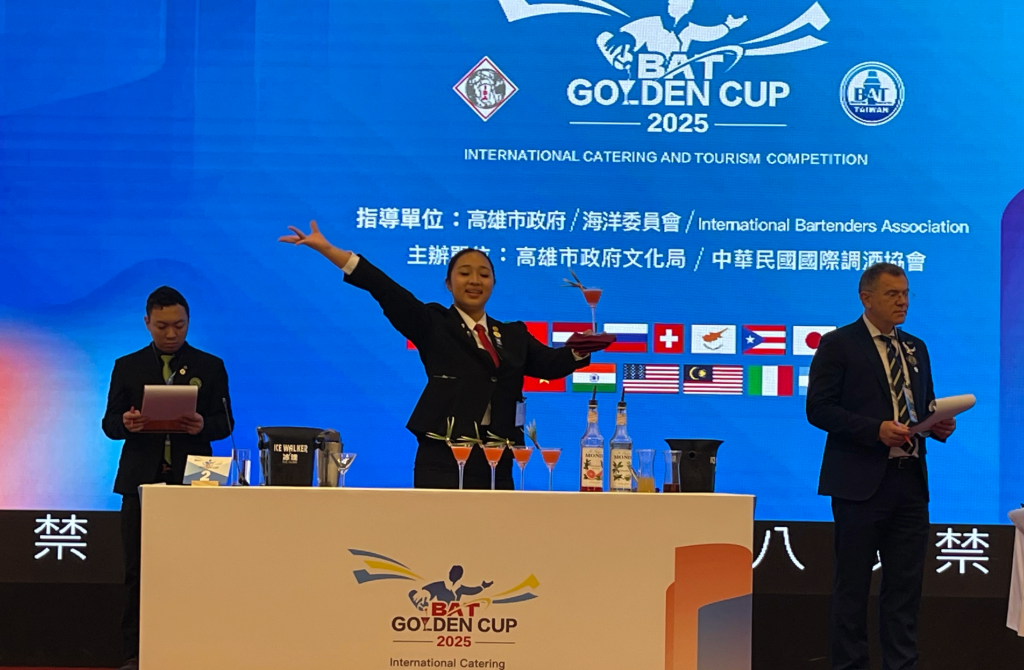 賀本校觀餐系蘇琬筠同學參加第24屆金爵獎國際餐飲暨旅遊大賽以作品《潮影紫夢》獲得「金酒職業大專傳統調酒組」銅牌!